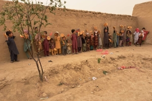 Afganistan cevizcan Bölgesi'ndeki yetim yoksul çocuklara ekmek dağıtımında bulunduk