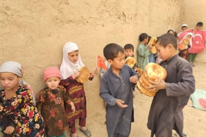 Afganistan cevizcan Bölgesi'ndeki yetim yoksul çocuklara ekmek dağıtımında bulunduk