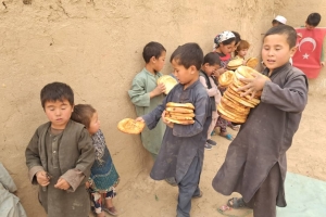 Afganistan cevizcan Bölgesi'ndeki yetim yoksul çocuklara ekmek dağıtımında bulunduk