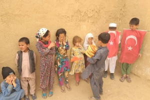 Afganistan cevizcan Bölgesi'ndeki yetim yoksul çocuklara ekmek dağıtımında bulunduk