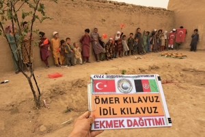 Afganistan cevizcan Bölgesi'ndeki yetim yoksul çocuklara ekmek dağıtımında bulunduk