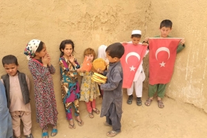 Afganistan cevizcan Bölgesi'ndeki yetim yoksul çocuklara ekmek dağıtımında bulunduk