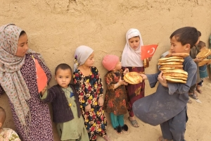 Afganistan cevizcan Bölgesi'ndeki yetim yoksul çocuklara ekmek dağıtımında bulunduk
