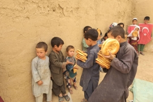 Afganistan cevizcan Bölgesi'ndeki yetim yoksul çocuklara ekmek dağıtımında bulunduk