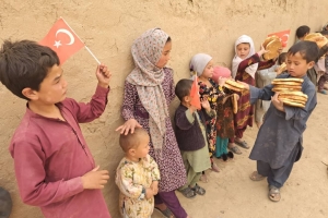 Afganistan cevizcan Bölgesi'ndeki yetim yoksul çocuklara ekmek dağıtımında bulunduk