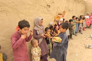 Afganistan cevizcan Bölgesi'ndeki yetim yoksul çocuklara ekmek dağıtımında bulunduk