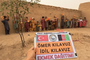 Afganistan cevizcan Bölgesi'ndeki yetim yoksul çocuklara ekmek dağıtımında bulunduk