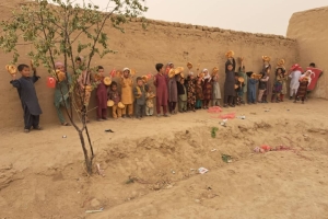 Afganistan cevizcan Bölgesi'ndeki yetim yoksul çocuklara ekmek dağıtımında bulunduk