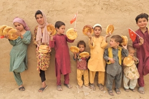 Afganistan cevizcan Bölgesi'ndeki yetim yoksul çocuklara ekmek dağıtımında bulunduk