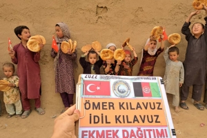 Afganistan cevizcan Bölgesi'ndeki yetim yoksul çocuklara ekmek dağıtımında bulunduk