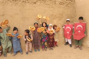 Afganistan cevizcan Bölgesi'ndeki yetim yoksul çocuklara ekmek dağıtımında bulunduk