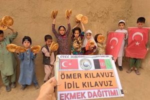 Afganistan cevizcan Bölgesi'ndeki yetim yoksul çocuklara ekmek dağıtımında bulunduk