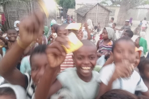 Afrika Madagaskar'da yetim ve yoksul çocuklara bisküvi dağıtarak sevinçlerine ortak olduk