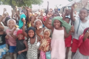 Afrika Madagaskar'da yetim ve yoksul çocuklara bisküvi dağıtarak sevinçlerine ortak olduk