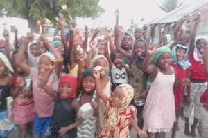 Afrika Madagaskar'da yetim ve yoksul çocuklara bisküvi dağıtarak sevinçlerine ortak olduk