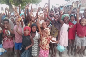 Afrika Madagaskar'da yetim ve yoksul çocuklara bisküvi dağıtarak sevinçlerine ortak olduk