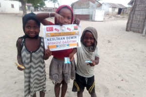 Afrika Madagaskar'da yetim ve yoksul çocuklara bisküvi dağıtarak sevinçlerine ortak olduk