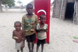 Afrika Madagaskar'da yetim ve yoksul çocuklara bisküvi dağıtarak sevinçlerine ortak olduk