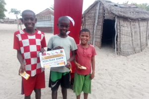 Afrika Madagaskar'da yetim ve yoksul çocuklara bisküvi dağıtarak sevinçlerine ortak olduk