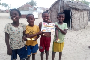 Afrika Madagaskar'da yetim ve yoksul çocuklara bisküvi dağıtarak sevinçlerine ortak olduk