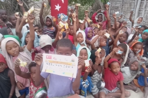 Afrika Madagaskar'da yetim ve yoksul çocuklara bisküvi dağıtarak sevinçlerine ortak olduk