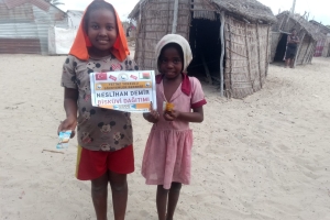 Afrika Madagaskar'da yetim ve yoksul çocuklara bisküvi dağıtarak sevinçlerine ortak olduk