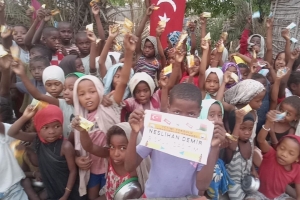 Afrika Madagaskar'da yetim ve yoksul çocuklara bisküvi dağıtarak sevinçlerine ortak olduk
