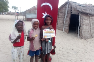 Afrika Madagaskar'da yetim ve yoksul çocuklara bisküvi dağıtarak sevinçlerine ortak olduk