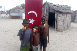 Afrika Madagaskar'da yetim ve yoksul çocuklara bisküvi dağıtarak sevinçlerine ortak olduk