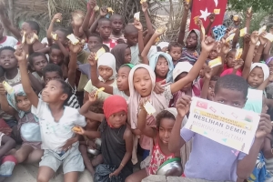 Afrika Madagaskar'da yetim ve yoksul çocuklara bisküvi dağıtarak sevinçlerine ortak olduk