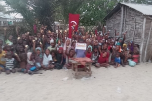 Afrika Madagaskar'da yetim ve yoksul çocuklara bisküvi dağıtarak sevinçlerine ortak olduk