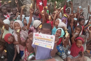 Afrika Madagaskar'da yetim ve yoksul çocuklara bisküvi dağıtarak sevinçlerine ortak olduk