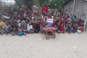 Afrika Madagaskar'da yetim ve yoksul çocuklara bisküvi dağıtarak sevinçlerine ortak olduk