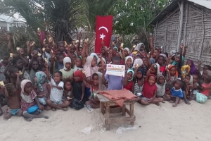 Afrika Madagaskar'da yetim ve yoksul çocuklara bisküvi dağıtarak sevinçlerine ortak olduk