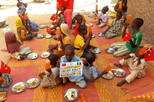Afrika Çad bölgesinde yetim ve yoksul çocuklara yemek dağıtımında bulunduk Çocukları mutluluklarına vesile olduk 
