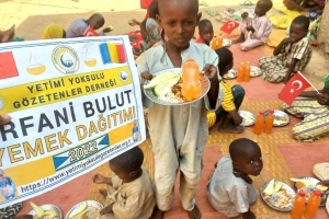 Afrika Çad bölgesinde yetim ve yoksul çocuklara yemek dağıtımında bulunduk Çocukları mutluluklarına vesile olduk 
