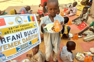 Afrika Çad bölgesinde yetim ve yoksul çocuklara yemek dağıtımında bulunduk Çocukları mutluluklarına vesile olduk 