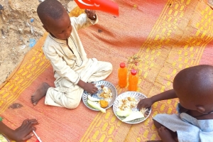 Afrika Çad bölgesinde yetim ve yoksul çocuklara yemek dağıtımında bulunduk Çocukları mutluluklarına vesile olduk 