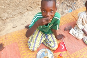 Afrika Çad bölgesinde yetim ve yoksul çocuklara yemek dağıtımında bulunduk Çocukları mutluluklarına vesile olduk 