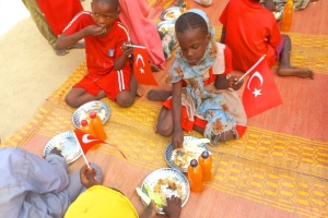 Afrika Çad bölgesinde yetim ve yoksul çocuklara yemek dağıtımında bulunduk Çocukları mutluluklarına vesile olduk 