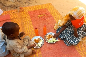 Afrika Çad bölgesinde yetim ve yoksul çocuklara yemek dağıtımında bulunduk Çocukları mutluluklarına vesile olduk 