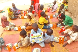 Afrika Çad bölgesinde yetim ve yoksul çocuklara yemek dağıtımında bulunduk Çocukları mutluluklarına vesile olduk 