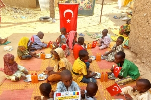 Afrika Çad bölgesinde yetim ve yoksul çocuklara yemek dağıtımında bulunduk Çocukları mutluluklarına vesile olduk 