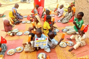Afrika Çad bölgesinde yetim ve yoksul çocuklara yemek dağıtımında bulunduk Çocukları mutluluklarına vesile olduk 