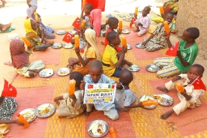 Afrika Çad bölgesinde yetim ve yoksul çocuklara yemek dağıtımında bulunduk Çocukları mutluluklarına vesile olduk 