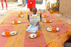 Afrika Çad bölgesinde yetim ve yoksul çocuklara yemek dağıtımında bulunduk Çocukları mutluluklarına vesile olduk 