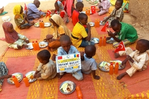 Afrika Çad bölgesinde yetim ve yoksul çocuklara yemek dağıtımında bulunduk Çocukları mutluluklarına vesile olduk 