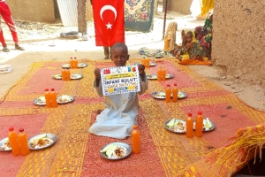 Afrika Çad bölgesinde yetim ve yoksul çocuklara yemek dağıtımında bulunduk Çocukları mutluluklarına vesile olduk 