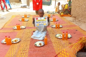 Afrika Çad bölgesinde yetim ve yoksul çocuklara yemek dağıtımında bulunduk Çocukları mutluluklarına vesile olduk 