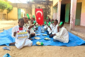 Afrika çad cumhuriyeti medresede hafızlara yemek dağıtımında bulunduk
